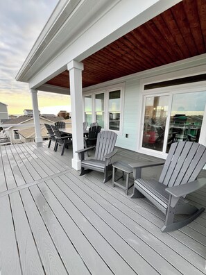 Outdoor dining - “Tucked Inn” is a Charming NEW 4 bedroom house in lovely Holden Beach NC! (Holden Beach)