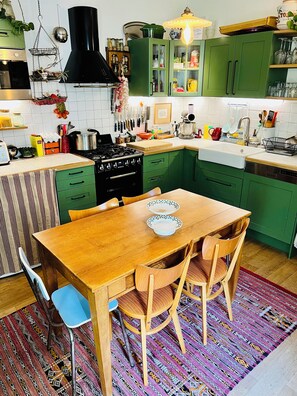 Fridge, microwave, oven, stovetop - Charming family home near Sacrée Coeur  (Ile de France, Paris)