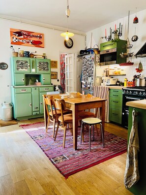 Fridge, microwave, oven, stovetop - Charming family home near Sacrée Coeur  (Ile de France, Paris)