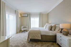 Tabla de planchar con plancha, wifi, ropa de cama