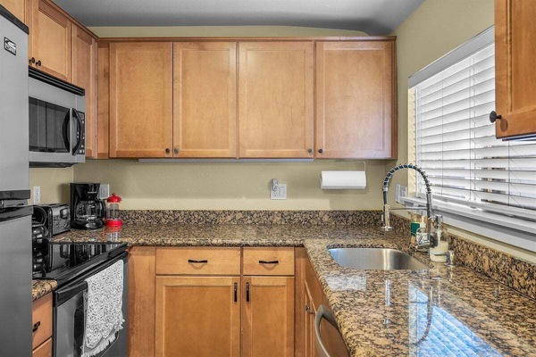 Coffee/tea maker, fridge, microwave, oven