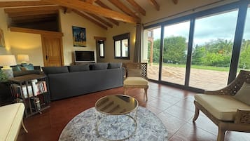 TV connectée, livres, chaîne hi-fi