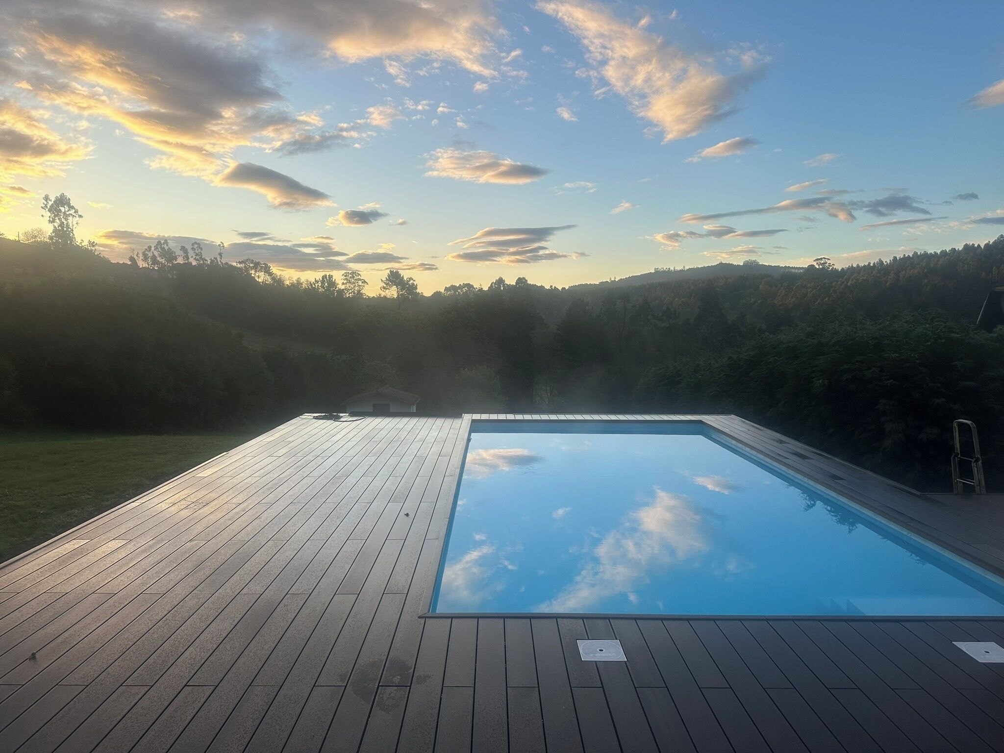 Een buitenzwembad, een verwarmd zwembad