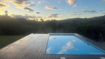 Een buitenzwembad en een verwarmd zwembad