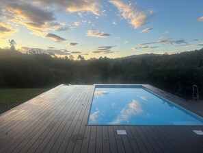 Utendørsbasseng og et oppvarmet basseng