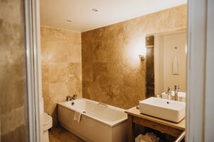 Habitación estándar doble | Baño | Ducha y bañera combinadas, secador de pelo, toallas y jabón