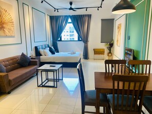 Suite estudio Deluxe, vistas a la ciudad | Sistema de insonorización y wifi gratis