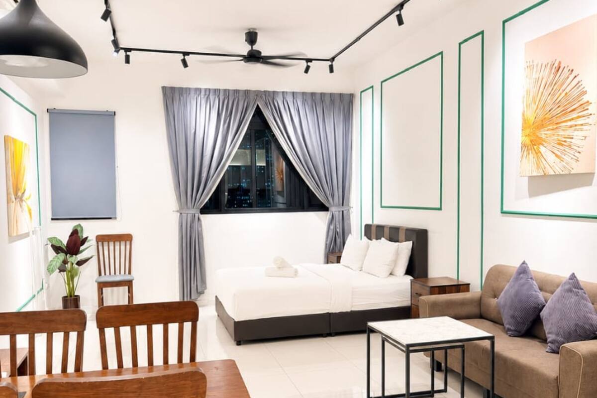 Deluxe Studio Suite, City View | Minibar, soundproofing, WiFi (free)