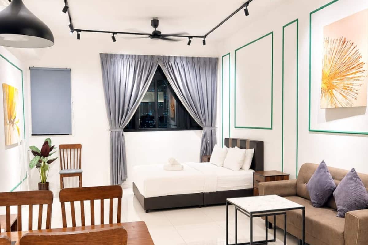 Deluxe Studio Suite, City View | Minibar, soundproofing, free WiFi