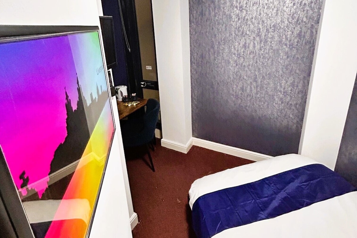 Habitación doble económica | Escritorio, espacio para trabajar con laptop y cortinas blackout
