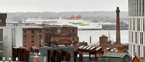 Kahden hengen deluxe-huone, kaupunkinäköala | Työpöytä, kannettavalle tietokoneelle sopiva työtila, pimennysverhot