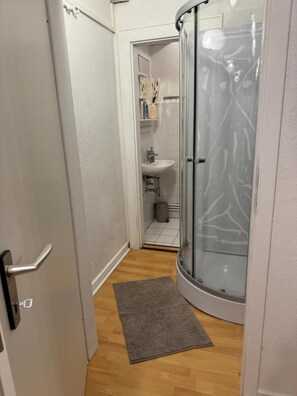 Bathroom - Downtown Chalet in Braunschweig (Braunschweig)