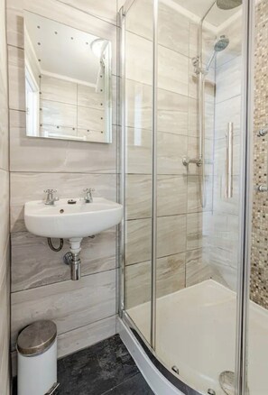Een douche, een haardroger, handdoeken, zeep