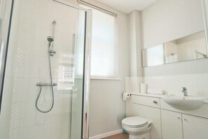 Shower, hair dryer, towels - Coach House in Clifton village (Bristol City)