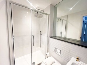 Dusche, Haartrockner, Handtücher