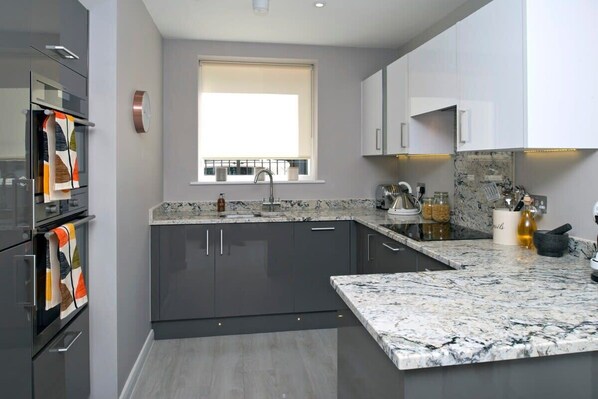 Kjøleskap, mikrobølgeovn, ovn og kokeplater