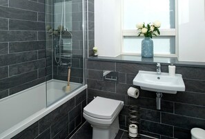 Een douche, een haardroger, handdoeken, shampoo