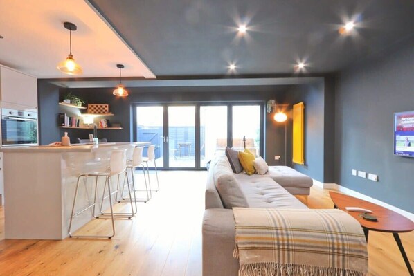 Televisión, estéreo, oficina