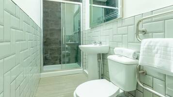 Douche, sĂšche-cheveux, serviettes fournies