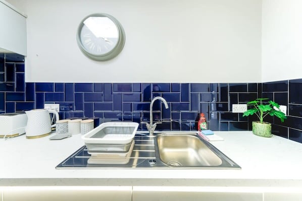 Kjøleskap, ovn, kokeplater og brødrister