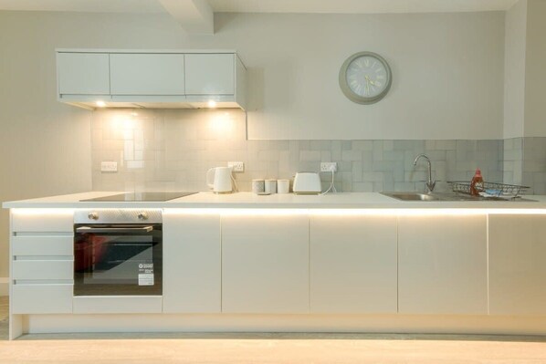 Réfrigérateur, four, plaque de cuisson, grille-pain