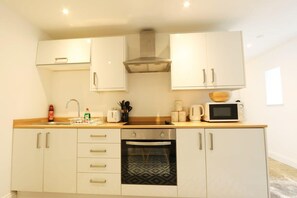 Fridge, microwave, oven, stovetop - Spacious Boutique apartment in Clifton - Hopewell (Bristol)