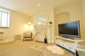 TV, offices - Spacious Boutique apartment in Clifton - Hopewell (Bristol)