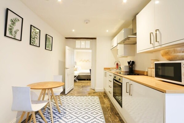 Fridge, microwave, oven, stovetop - Spacious Boutique apartment in Clifton - Hopewell (Bristol)