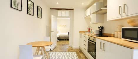 Jääkaappi, mikroaaltouuni, uuni, liesi