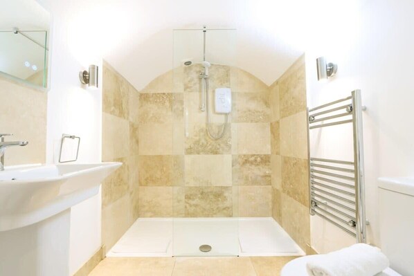 Dusche, Haartrockner, Handtücher, Shampoo
