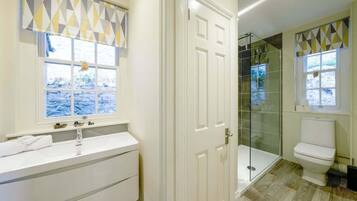 Douche, séchoir à cheveux, serviettes fournies