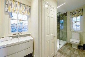 Dusj, hårføner og håndklær