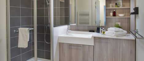 Studio | Bathroom | Shower, towels, soap, shampoo