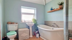 A bathroom with a toilet, sink, and bathtub. - Luckwell Cottage two bedroom (Bristol)