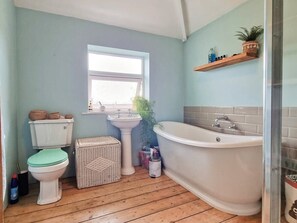 Douche, sèche-cheveux, serviettes fournies