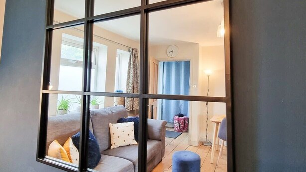 A living room with a sofa, a coffee table, and a lamp. - Luckwell Cottage two bedroom (Bristol)