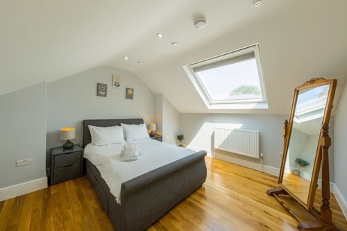 Two bedroom apartment in North street with parking