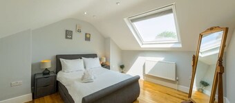 Two bedroom apartment in North street with parking