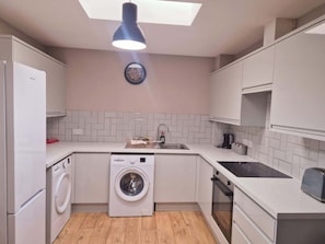 Fridge, oven, stovetop, electric kettle