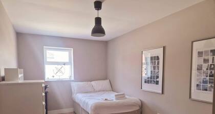 Three bedroom flat in Gloucester road north with parking