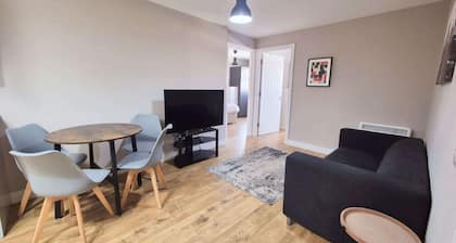 Three bedroom flat in Gloucester road north with parking