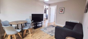 Three bedroom flat in Gloucester road north with parking