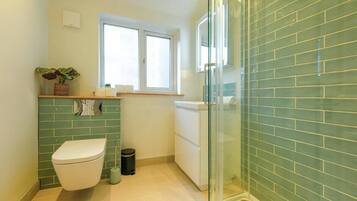 Dusche, Haartrockner, Handtücher