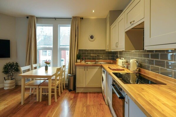 冰箱、微波炉、烤箱、炉灶