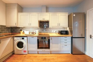 冰箱、微波炉、烤箱、炉灶