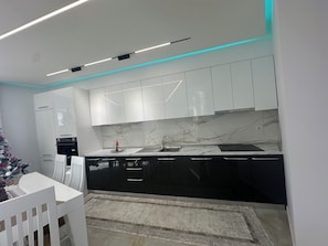 Oven, stovetop, dishwasher - Welcome to our cozy home where you can feel at home (Vlora)