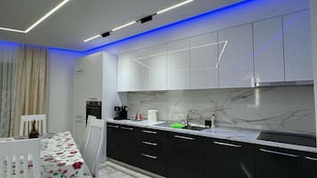 Fridge, oven, stovetop, dishwasher