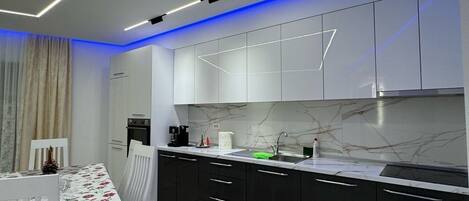 Fridge, oven, stovetop, dishwasher