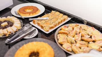 Café da manhã com buffet grátis todos os dias