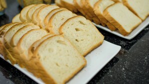 Un plato de rebanadas de pan sobre una encimera de cocina.